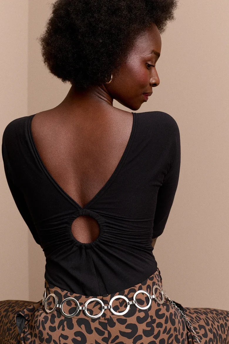 body-noir-manches-mi-longues-decollete-v-anneaux-dos-en-v-makemylemonade